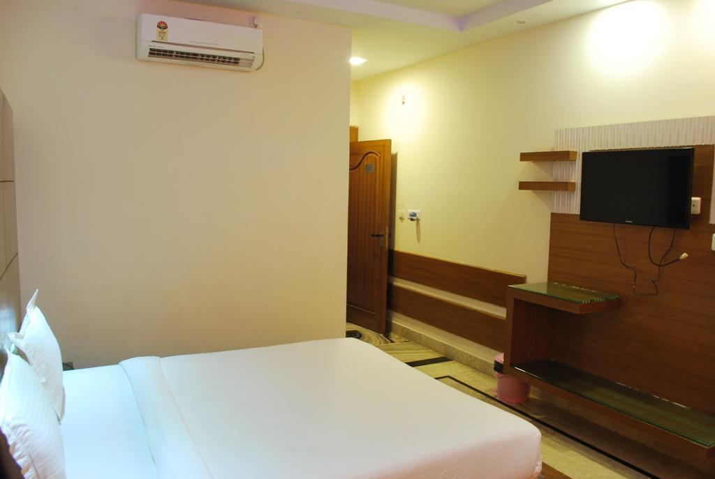 Hotel Basera Brij Bhoomi Vrindāvan Екстериор снимка