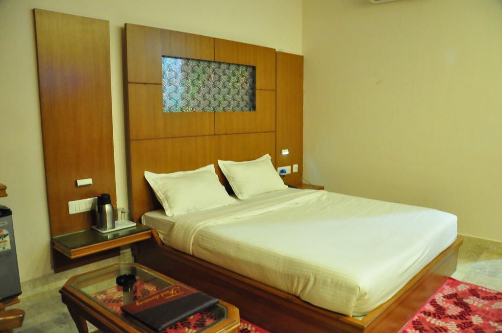 Hotel Basera Brij Bhoomi Vrindāvan Стая снимка