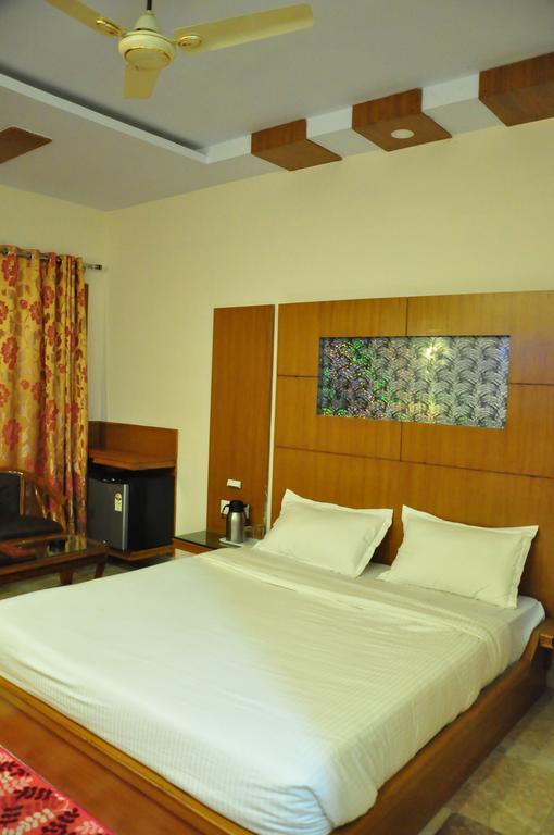 Hotel Basera Brij Bhoomi Vrindāvan Стая снимка